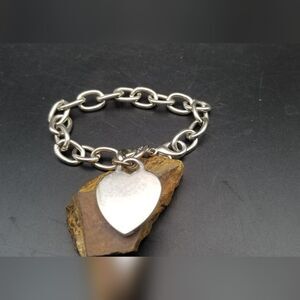 Heart charm silver tone bracelet B801